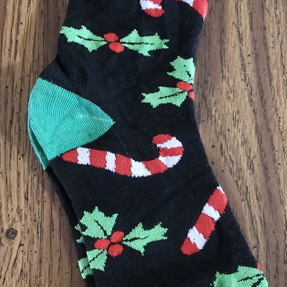 💐Give Away-2💐-Festive Black and Green Holiday Socks